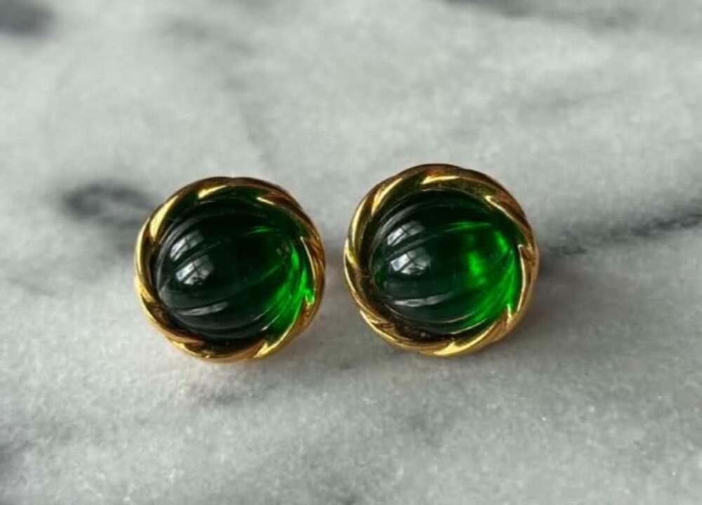 Avon Gold Tone Green Ruffle Stone Mogul Cabochon Clip On Earrings Vintage